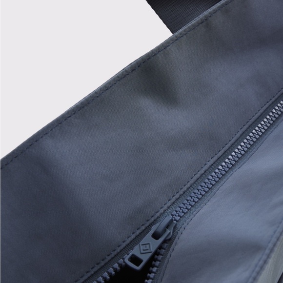 Black tote bag with pocket for suitcase handle - Picture 6 of 6